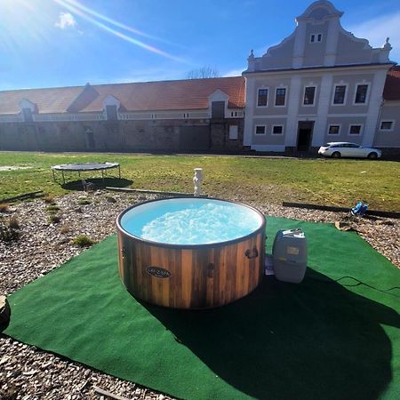 Chateau Moravany - Apartmany, Teepee A Wellness Ronov Nad Doubravou Экстерьер фото