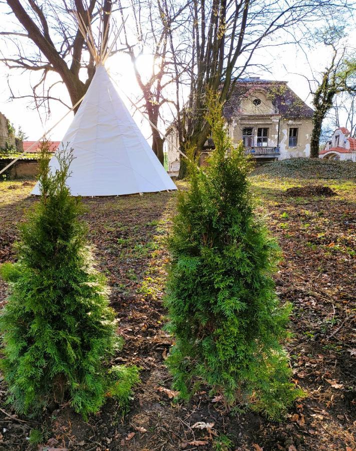Chateau Moravany - Apartmany, Teepee A Wellness Ronov Nad Doubravou Экстерьер фото