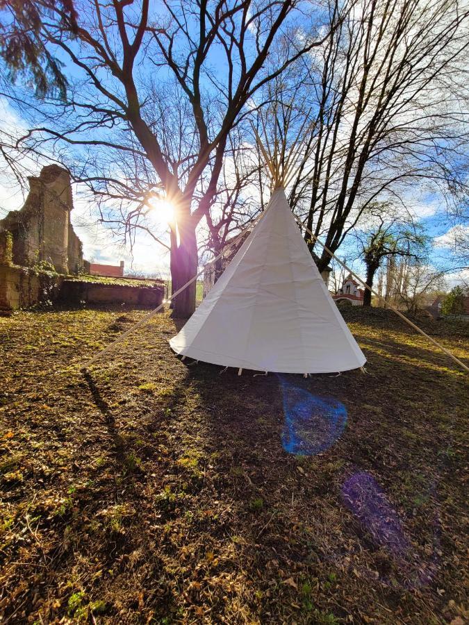 Chateau Moravany - Apartmany, Teepee A Wellness Ronov Nad Doubravou Экстерьер фото