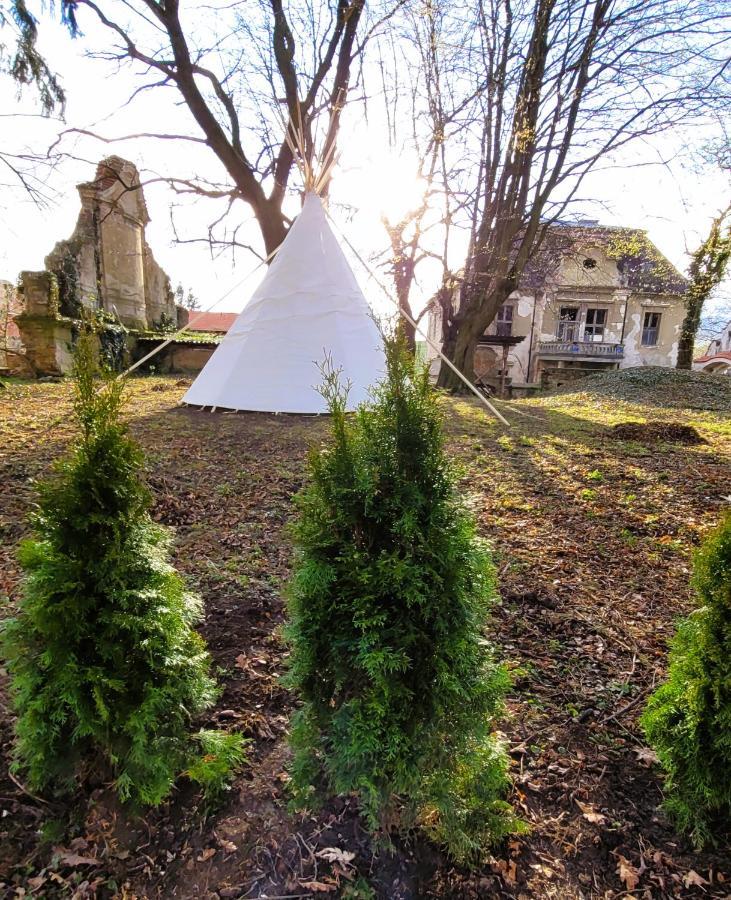 Chateau Moravany - Apartmany, Teepee A Wellness Ronov Nad Doubravou Экстерьер фото