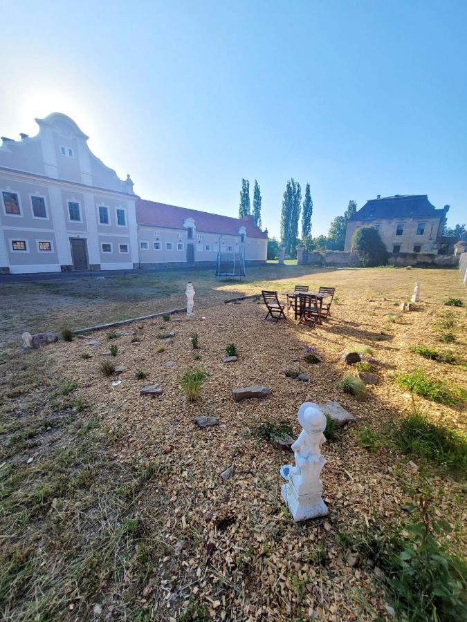Chateau Moravany - Apartmany, Teepee A Wellness Ronov Nad Doubravou Экстерьер фото