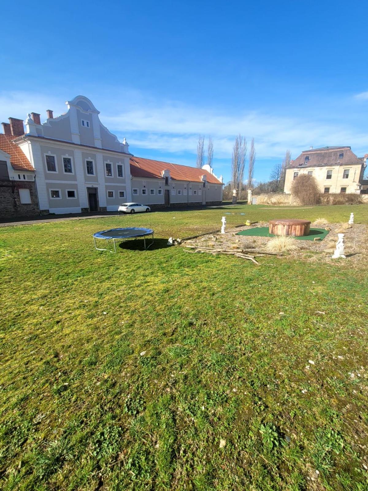 Chateau Moravany - Apartmany, Teepee A Wellness Ronov Nad Doubravou Экстерьер фото