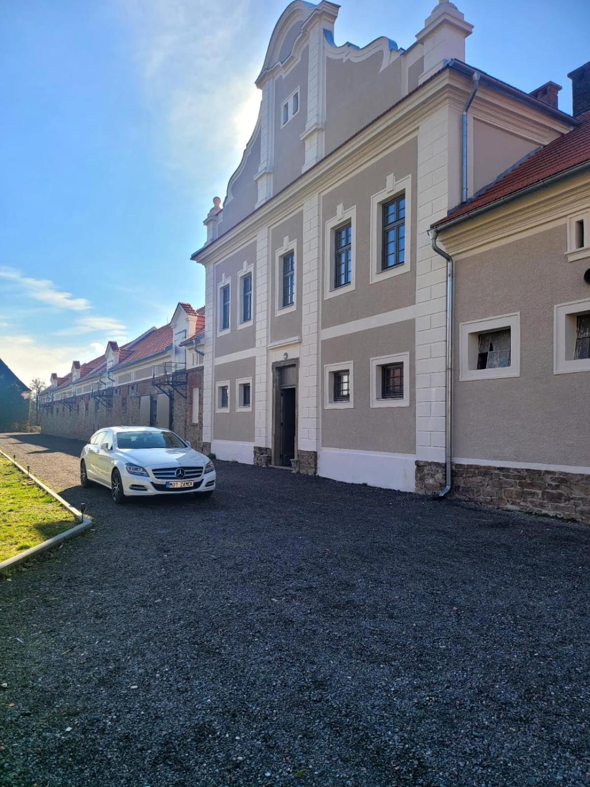 Chateau Moravany - Apartmany, Teepee A Wellness Ronov Nad Doubravou Экстерьер фото