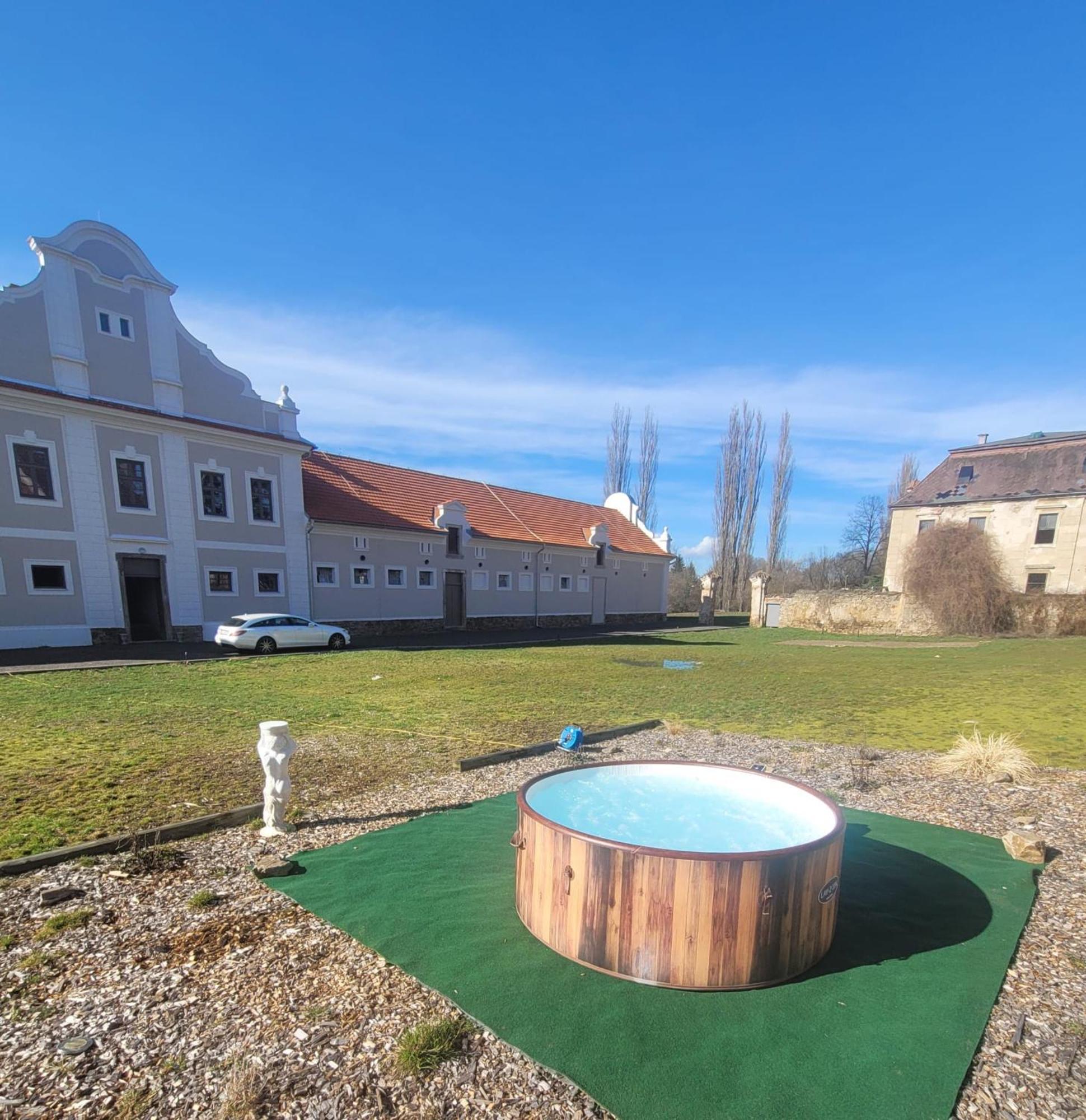 Chateau Moravany - Apartmany, Teepee A Wellness Ronov Nad Doubravou Экстерьер фото