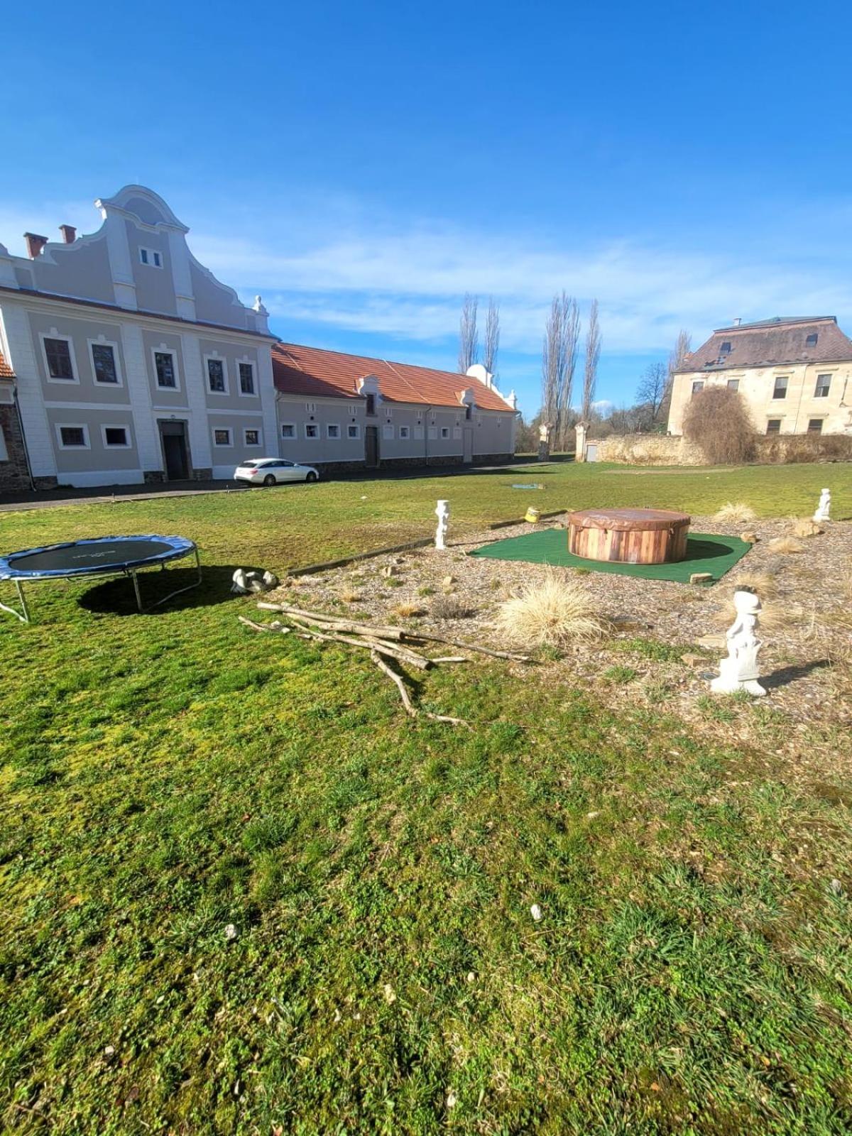 Chateau Moravany - Apartmany, Teepee A Wellness Ronov Nad Doubravou Экстерьер фото