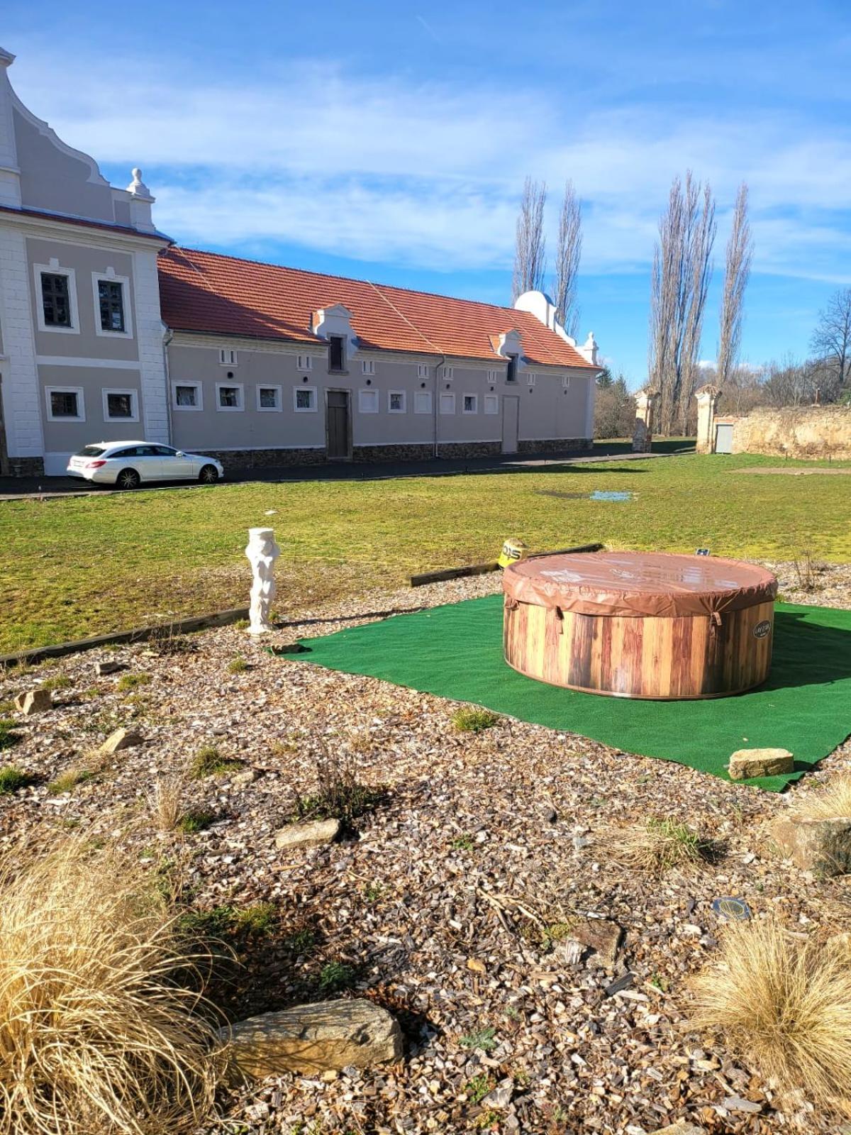 Chateau Moravany - Apartmany, Teepee A Wellness Ronov Nad Doubravou Экстерьер фото
