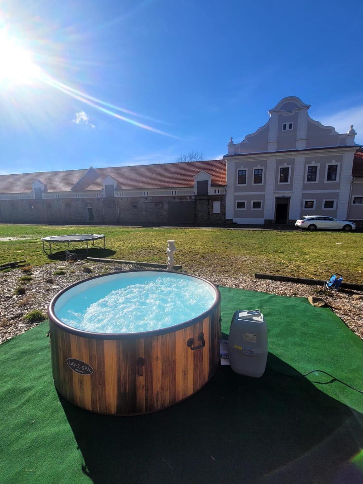 Chateau Moravany - Apartmany, Teepee A Wellness Ronov Nad Doubravou Экстерьер фото